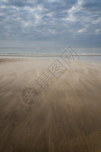 空旷海滩夏日风景的脚印图片