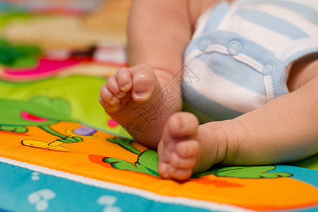 选择地关注婴儿的脚图片
