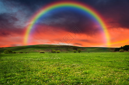 彩虹和多云的风暴天图片