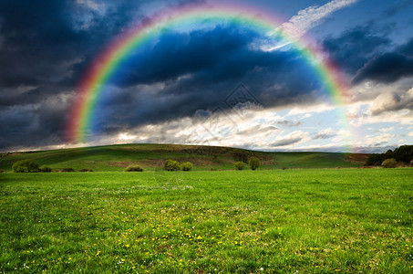 彩虹和多云的天空自然背景图片