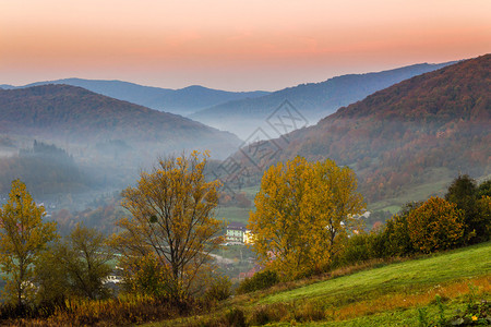 秋天的风景山坡上的村庄日出时图片