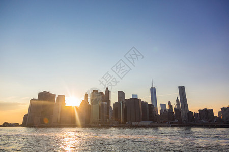 日落时的纽约市中心天际线图片