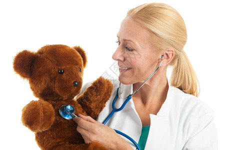 儿科医生听毛绒熊的心跳图片