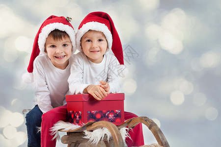两个男孩在圣诞节一起玩乐图片