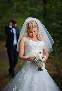 夏日森林里的新娘和新郎图片