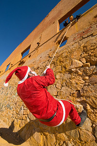 圣诞老人爬墙的时候一个可怕的万圣节背景图片