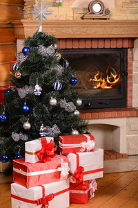 圣诞树和带礼物的箱子送给家图片