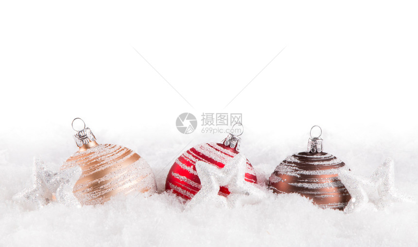雪地上的圣诞球和装饰图片