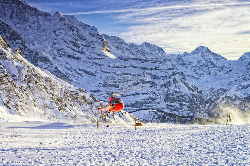 红直升机在Jungfrau山附近的Swis图片