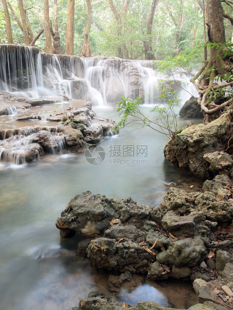 水流环绕的瀑布图片