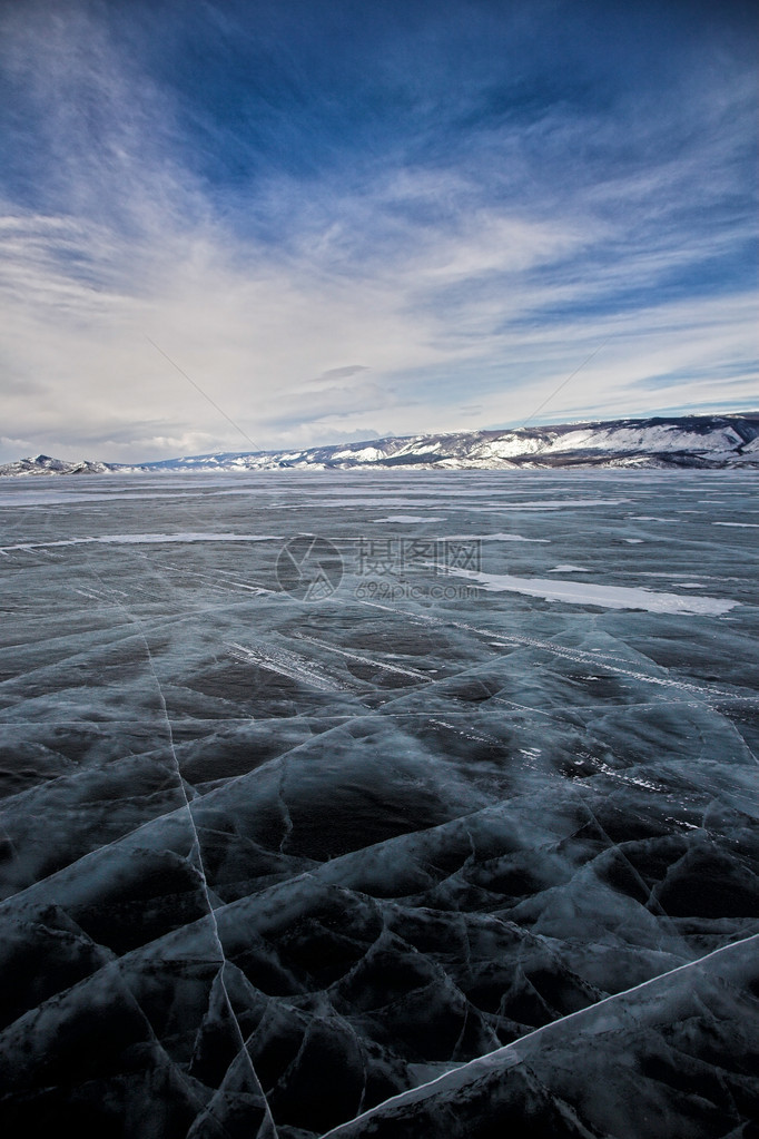 冬天的贝加尔湖背景上的冰原和山图片