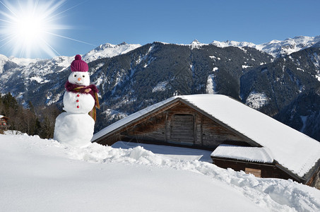 可爱的雪人反对冬季高山全景图片