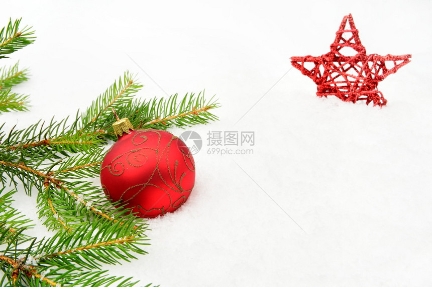 用红星装饰雪上的红色圣诞白色的圣诞树枝图片