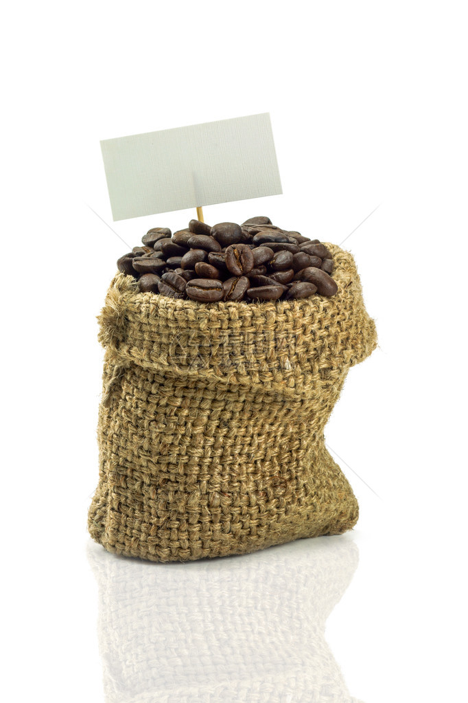 袋子里的咖啡豆和纸标签图片