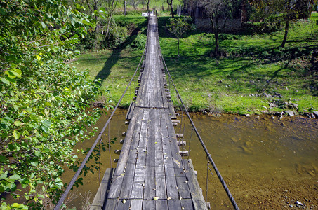 山河上的小绳子桥与世界相连管图片