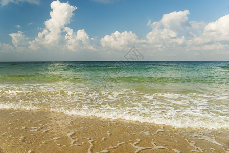 热带海附近美丽的海滩有波浪图片