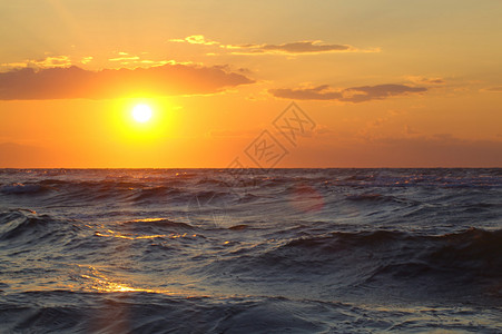 黄海的金色日落夜晚阳光图片