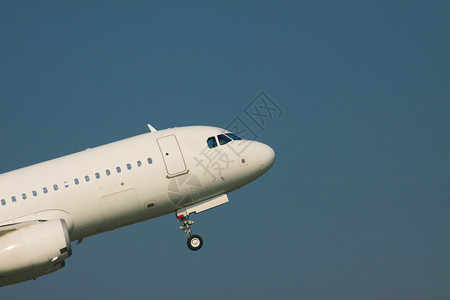 放大客机起飞的前视图从机场跑道起飞迎图片