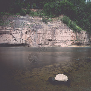 有流水和沙石悬崖的山河古图片