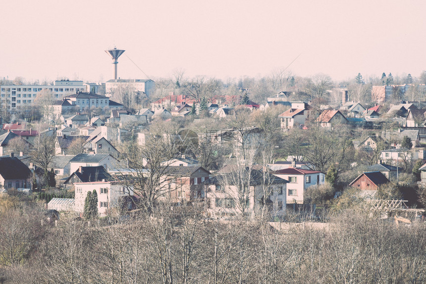 从上方的小城镇全景观latviasaldusVintag图片