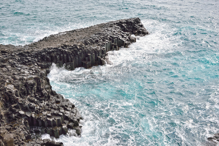 济州岛中门玄武岩柱状节理海岸图片