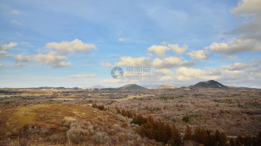 从韩国济州岛的Mundoji火山锥看图片