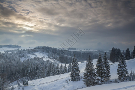 在日落的冬天风景在山图片