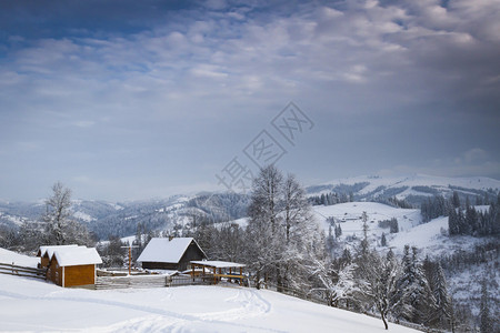 冬夜雪山中的小村庄图片
