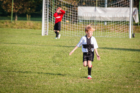 在有组织的队联赛比中踢足球的幼儿男图片