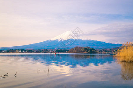 日出时美丽的日本富士山图片