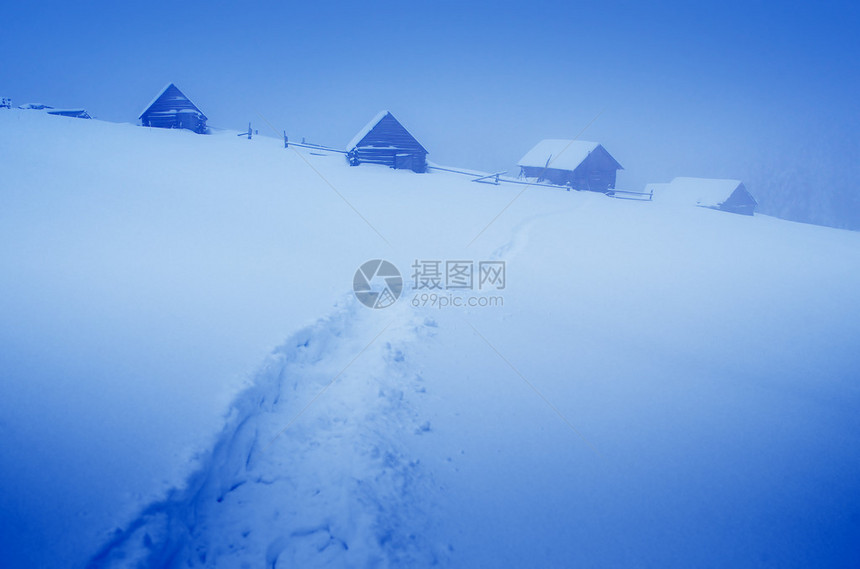 晚上风景雪中的轨迹山村冬季乌克兰图片