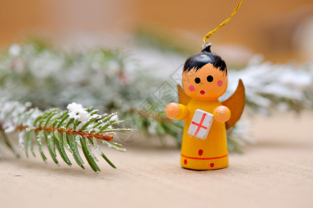 木制圣诞天使与礼物图片