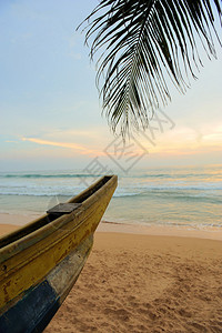 美丽的热带日落棕榈树和小船图片