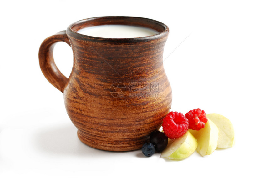 棕色陶瓷碗和夏日水果中的牛图片