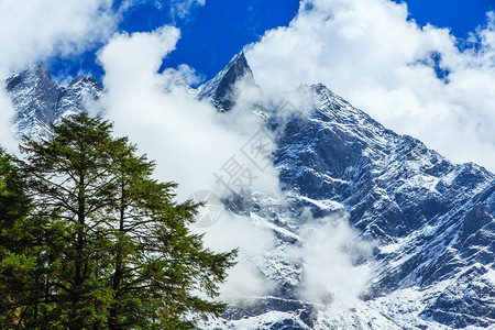 尼泊尔喜马拉雅的山景图片