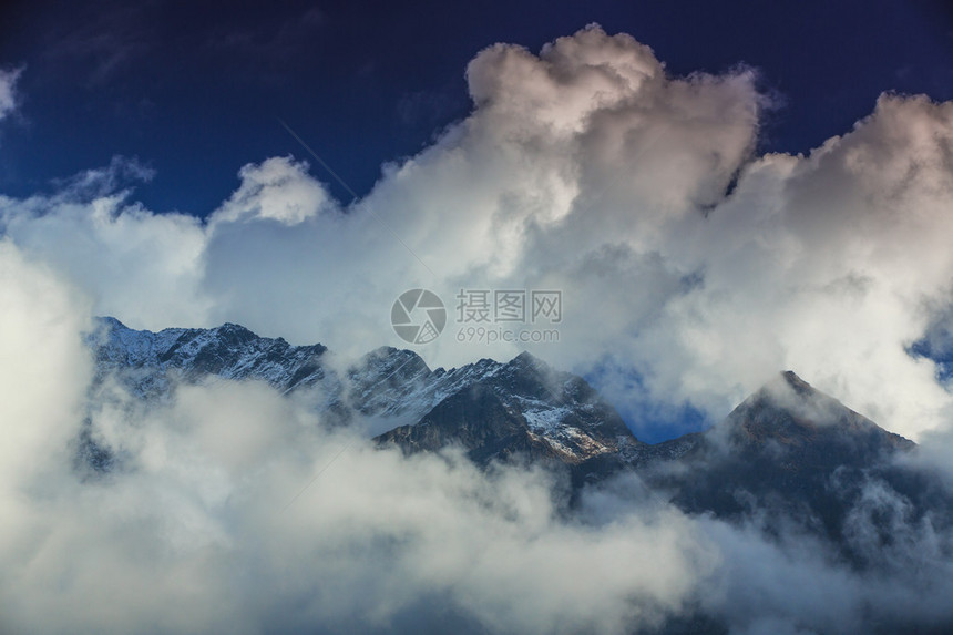 尼泊尔喜马拉雅的山景图片