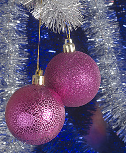 粉红色圣诞球对新年金属丝背景图片