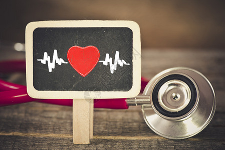 医学概念有心跳和听诊器的黑板图片