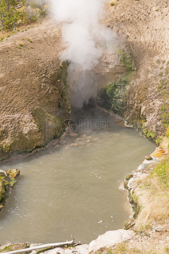 黄石公园龙泉的蒸汽和热水图片