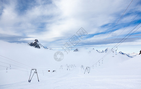 广州增城区Zermatt滑雪区高海拔斜坡和滑雪起重机背景