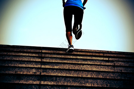 妇女在楼梯上奔跑健身慢跑图片