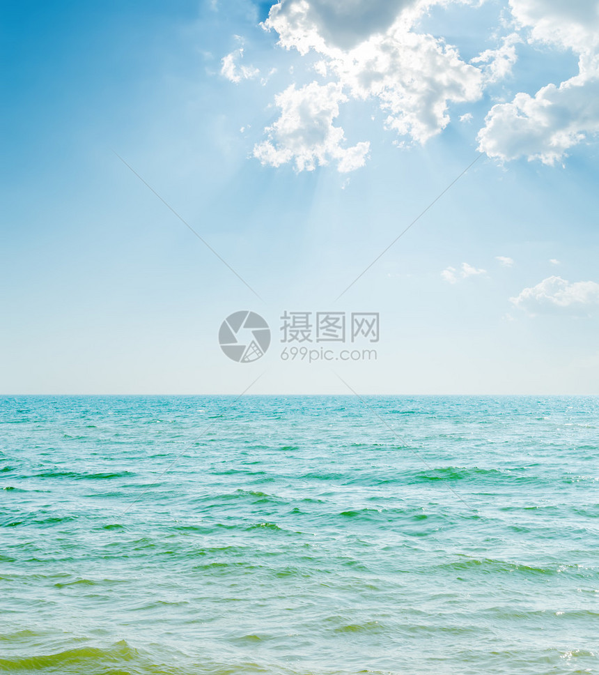 蓝色的大海和阳光下的云彩图片