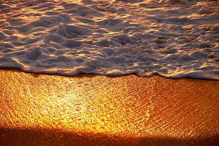 泰国普吉岛迈考海滩日落时的沙子和泡沫图片