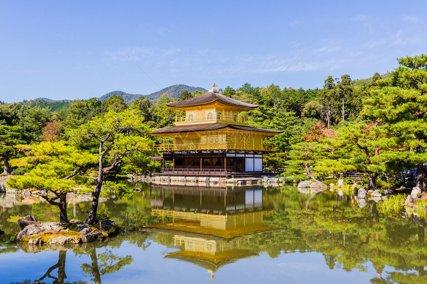 京阁寺金庙有水的反映图片