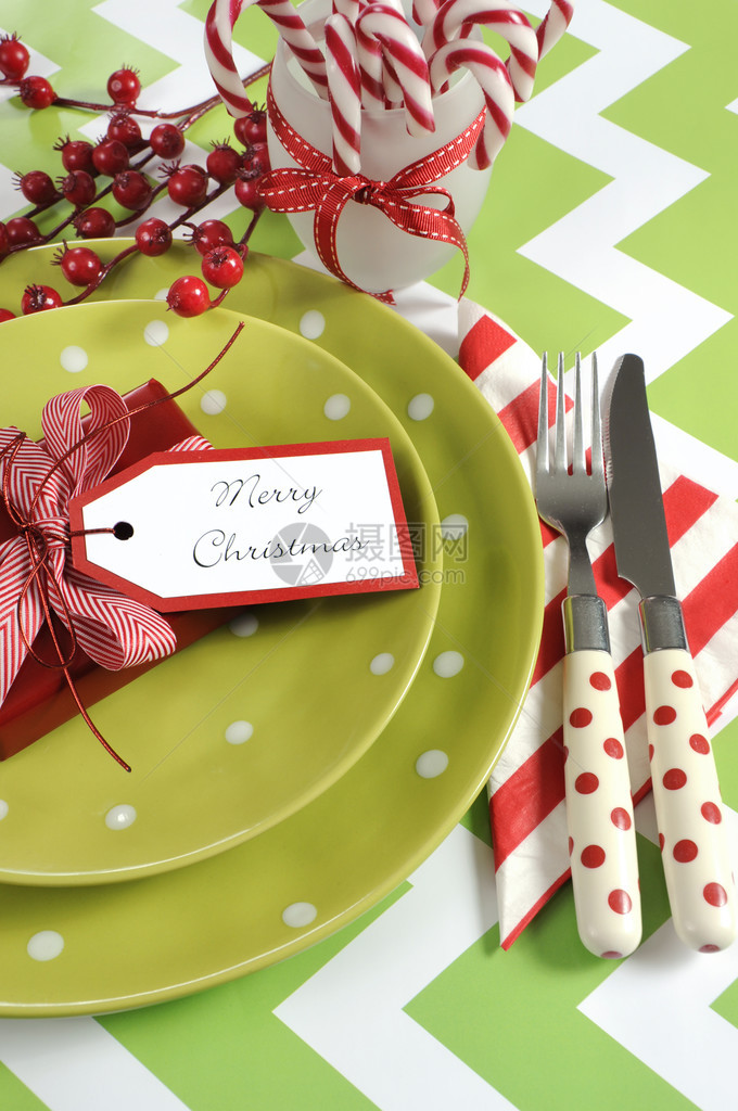 充满鲜艳色彩的现代圣诞儿童家庭聚会桌将石灰绿色红色和白色主题设置在切夫兰条图片