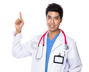 手指向上的亚裔男医生图片
