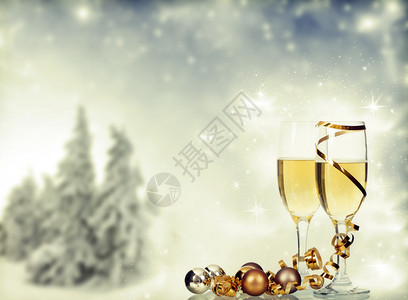 冬季背景的圣诞装饰和香槟杯图片