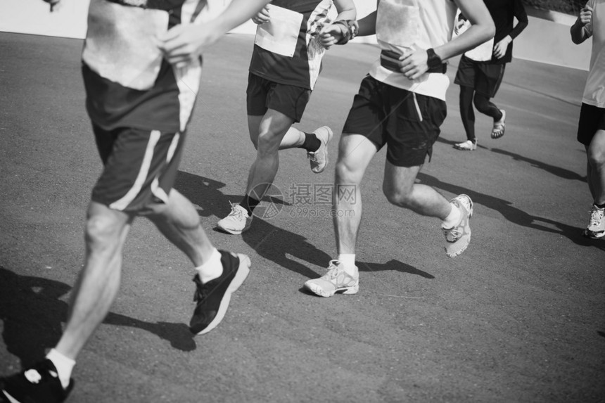 马拉松运动员在城图片