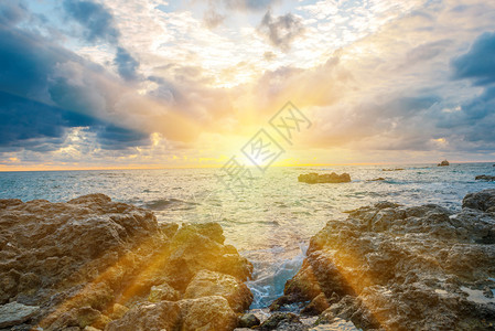 沙滩上日落海浪海浪岩石图片