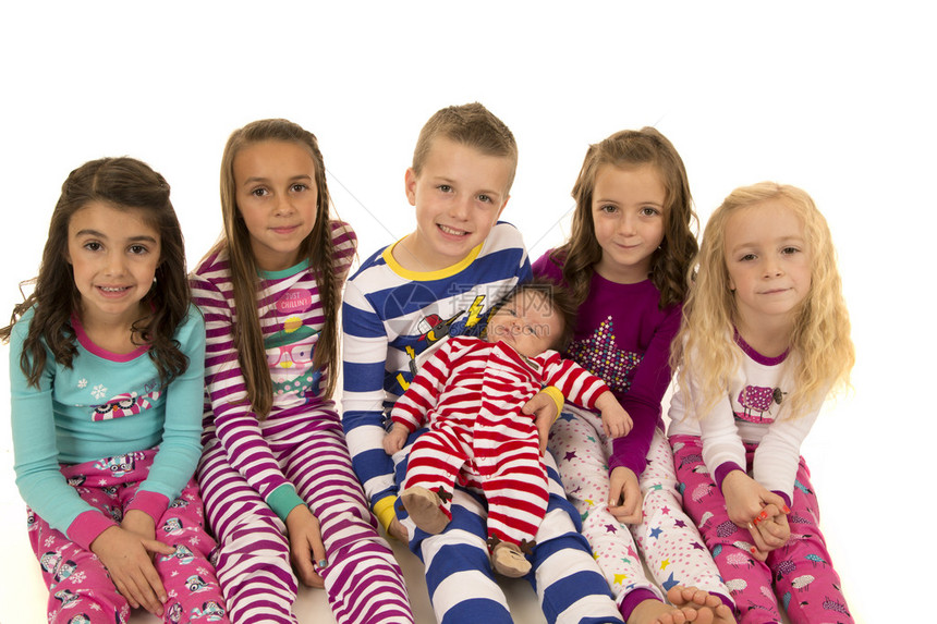 6个可爱的小孩穿着圣诞睡图片